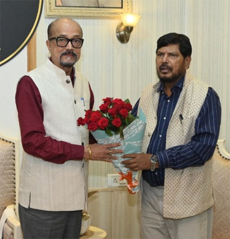 राज्यपाल डेका से केन्द्रीय सामाजिक न्याय और अधिकारिता राज्य मंत्री ने की सौजन्य भेंट