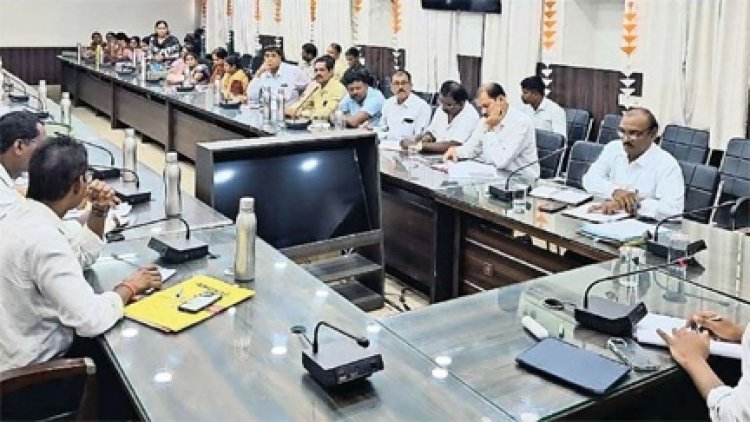 प्राचार्यों की कलेक्टर अबिनाश मिश्रा ने की खिंचाई