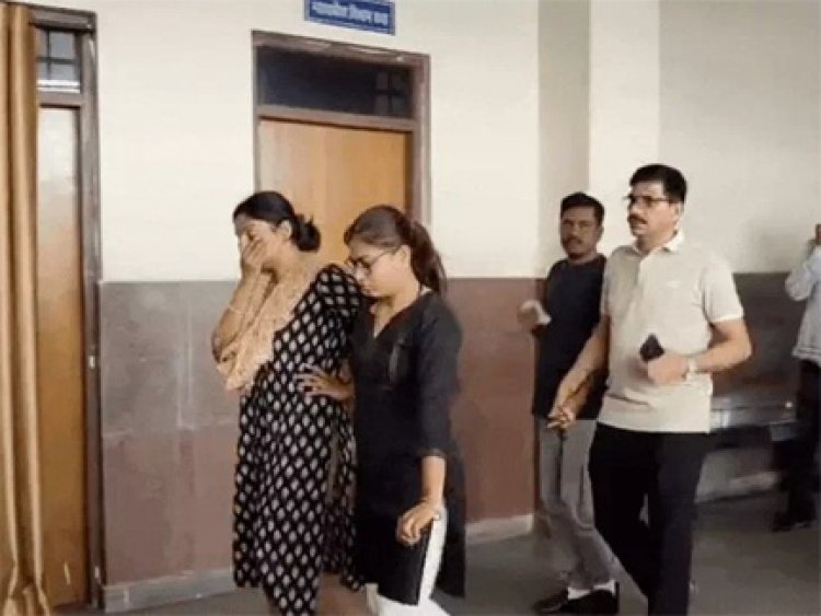 रिश्वत लेने के आरोप में 3 डॉक्टरों समेत 6 लोग गिरफ्तार