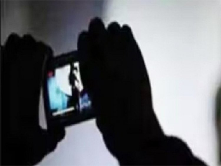 रायपुर :  हेडमास्टर ने बनाया महिला टीचर्स का अश्लील वीडियो