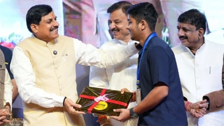 सीएम डॉ. मोहन यादव की घोषणा- अगले सत्र से मेधावियों को लैपटाप खरीदकर देगी सरकार