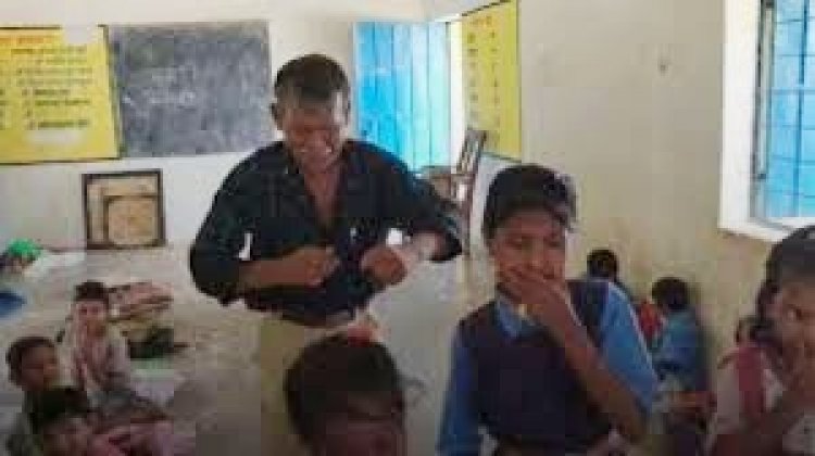 कक्षा में छात्राओं के साथ डांस करने वाला प्रधान पाठक लक्ष्मीनारायण निलंबित