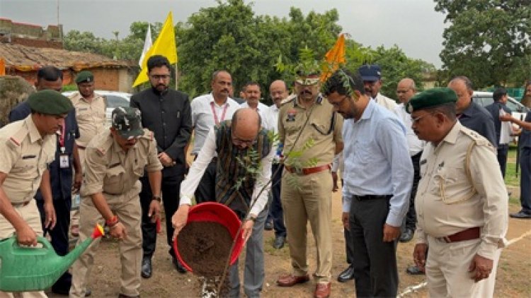 राज्यपाल डेका ने ‘एक पेड़ मां के नाम‘ अभियान के अंतर्गत नीम का पौधा रोपित किया