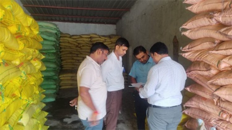 खाद दुकानों में अनियमितता पर अम्बिकापुर जिले में कार्रवाई