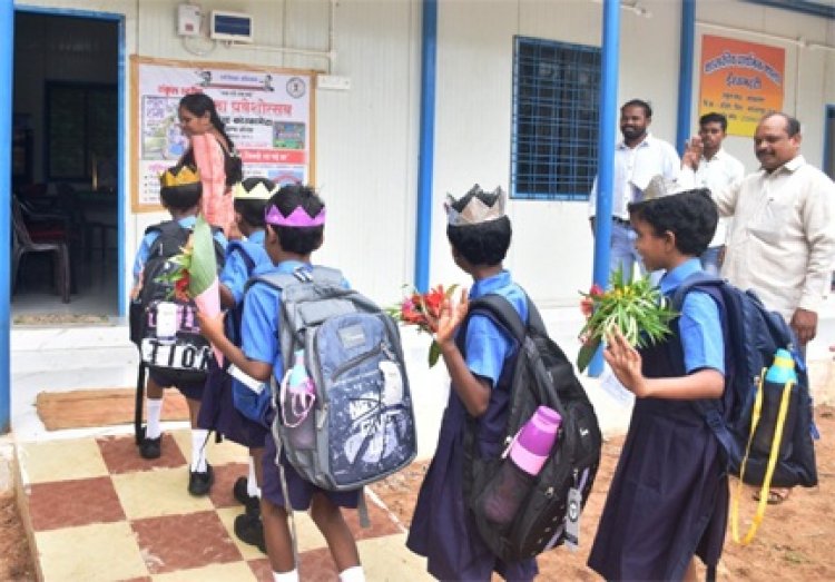 ईरकभट्टी के बच्चों की आँखों में लौटी चमक, बंद स्कूल में फिर से गूंजे क, ख, ग.....