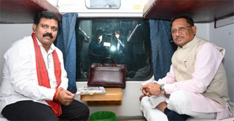 मुख्यमंत्री विष्णुदेव साय, गृहमंत्री और सांसद की ट्रेन की सवारी