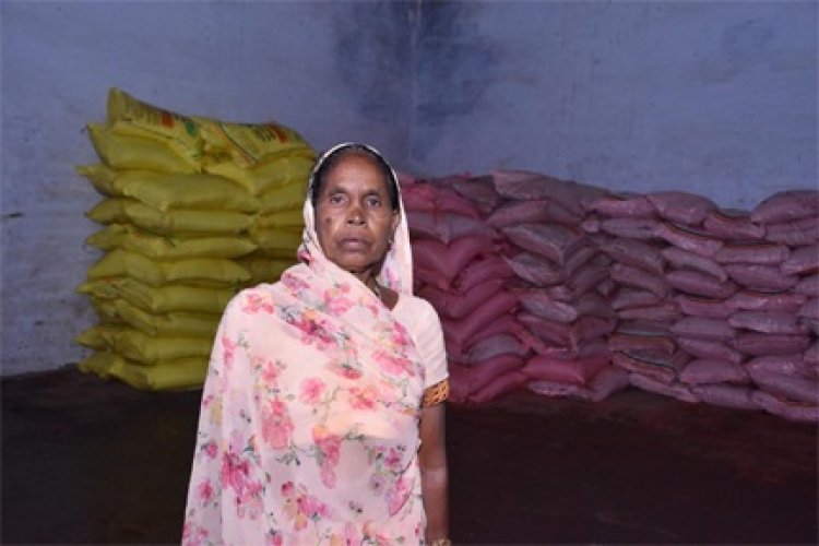 पर्याप्त मात्रा में किसानों को मिल रहा खाद एवं बीज