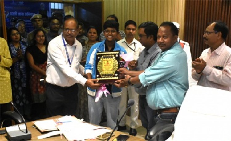 नेशनल फुटबॉल खिलाड़ी किरण पिस्दा का जिला प्रशासन बालोद ने किया सम्मानित