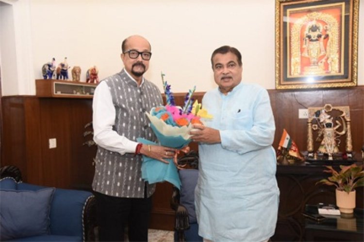 राज्यपाल डेका ने केन्द्रीय सड़क परिवहन एवं राजमार्ग मंत्री गड़करी से की सौजन्य भेंट