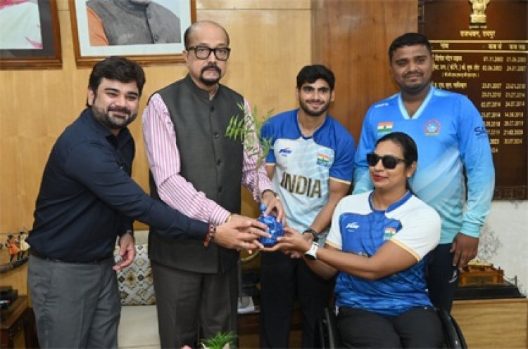 राज्यपाल डेका से भारतीय पैरा डोंगी एथलीट खिलाड़ियों ने की भेंट