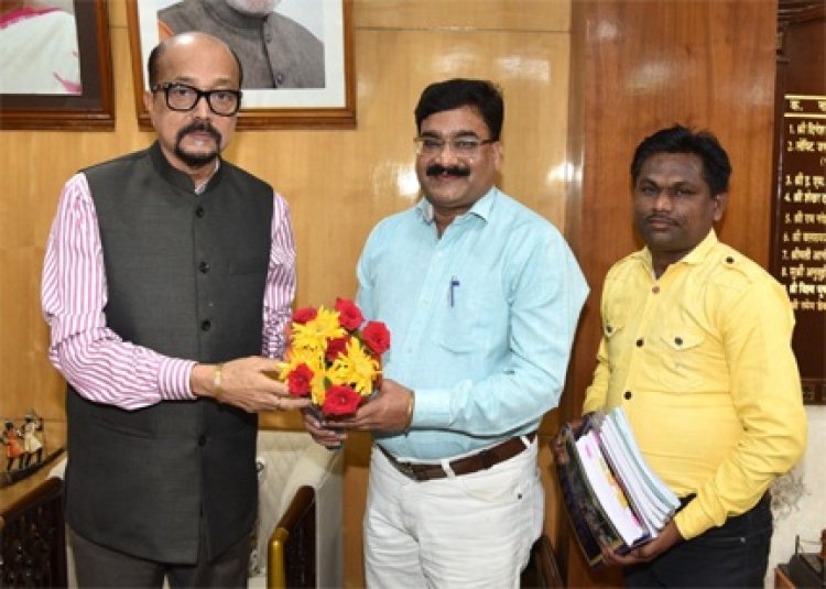 राज्यपाल डेका से गेंड़ी लोक नृत्य कलाकार ने की भेंट