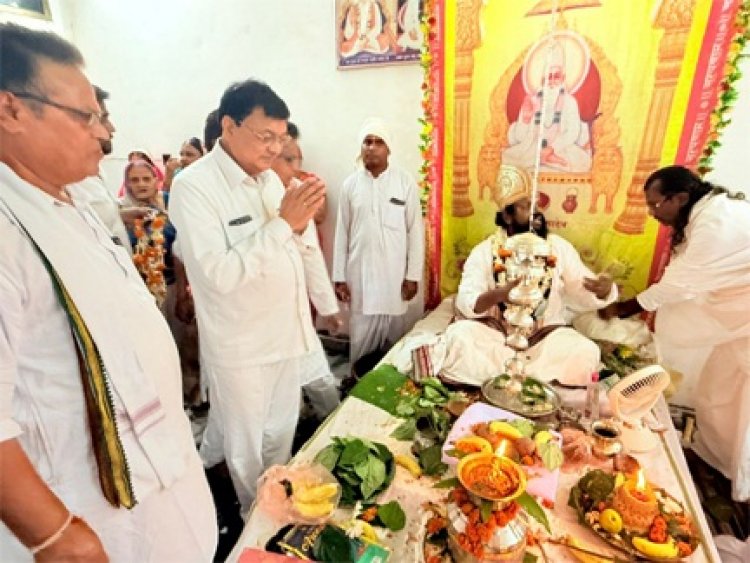 गुरु पूर्णिमा पर उद्योग मंत्री देवांगन में सद्गुरु कबीर आश्रम में की पूजा अर्चना कर लिया आशीर्वाद, प्रदेश वासियों के खुशहाली की कामना की