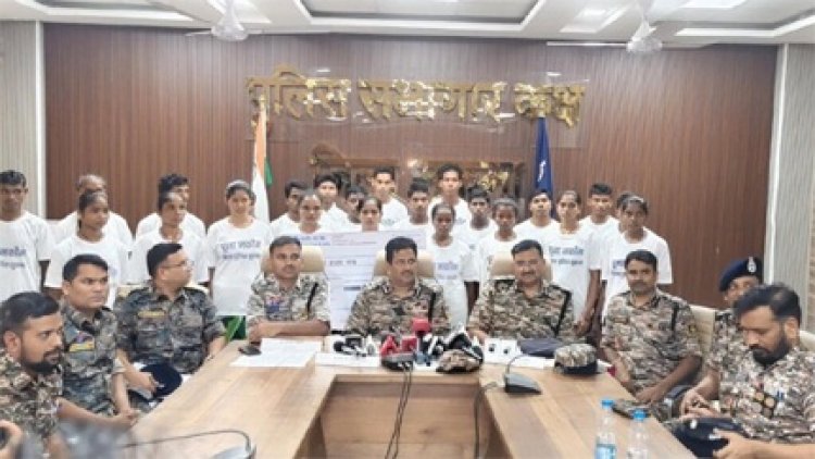 नक्सलवाद से लोकतंत्र की ओर लौटता बस्तर: 24 घंटे में 45 नक्सलियों ने किया आत्मसमर्पण