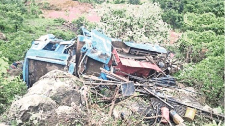 गहरी खाई में गिरा बोर खनन ट्रक, 5 की मौत, 4 गंभीर घायल