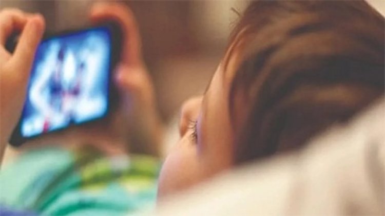 मोबाइल के लिए छात्रा ने की पुलिस से बहस