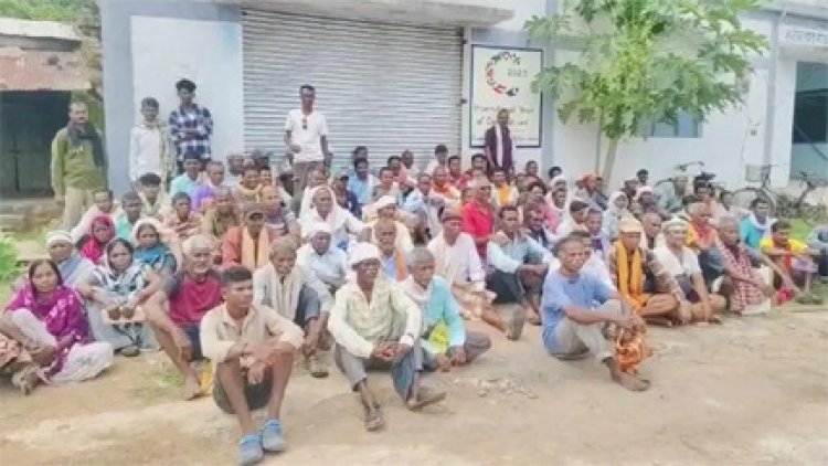 खाद की कमी से परेशान किसान, समिति में ताला लगाकर दे रहे हैं धरना…