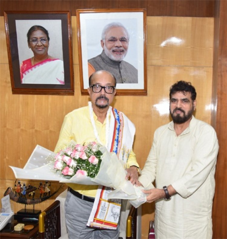 राज्यपाल डेका से छत्तीसगढ़ खादी एवं ग्रामोद्योग बोर्ड के अध्यक्ष ने की सौजन्य भेंट