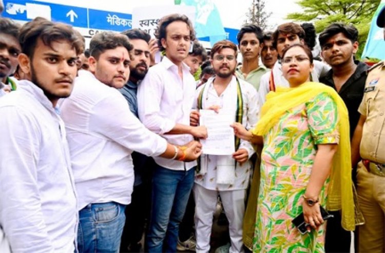 रायपुर मेडिकल कॉलेज में हॉस्टल निर्माण की माँग पर NSUI का स्वास्थ्य मंत्री निवास घेराव, छात्रों की पुलिस से तीखी झड़प
