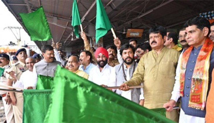 रजत जयंती वर्ष में सांस्कृतिक चेतना को नई उड़ान: ‘श्री रामलला दर्शन योजना’ अंतर्गत रायपुर से विशेष ट्रेन हुई रवाना