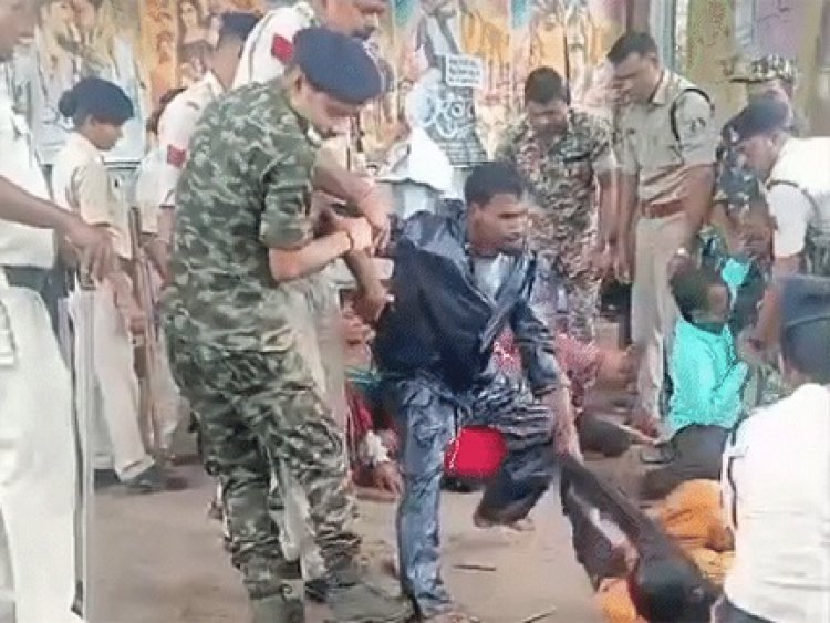 रायपुर में ​​​​​दिव्यांगों को घसीटकर ले गई पुलिस