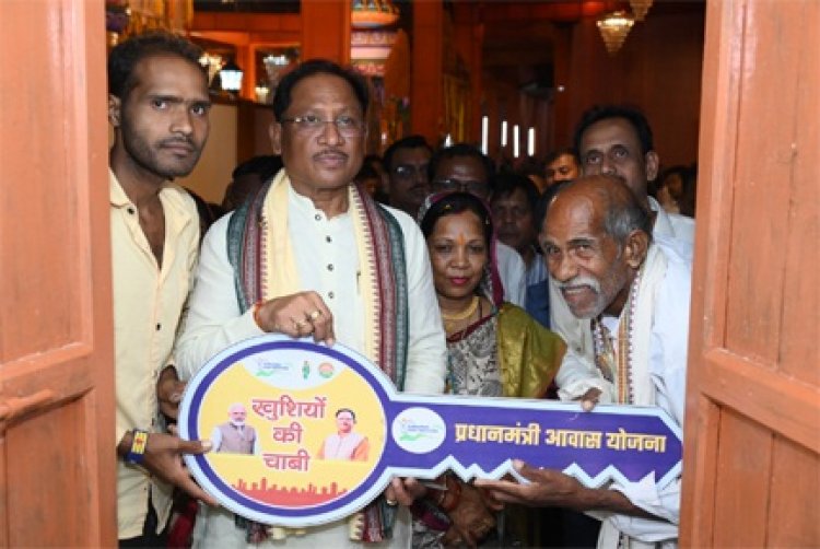 प्रधानमंत्री आवास योजना से खुद का पक्का मकान मिलने से खुश है लोग