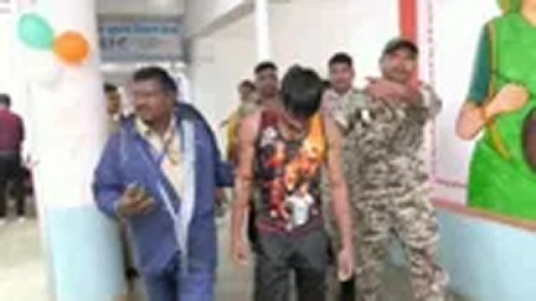 कलेक्ट्रेट के सामने आवास नहीं मिलने से परेशान युवक ने खुद पर छिड़का पेट्रोल, मचा हड़कंप