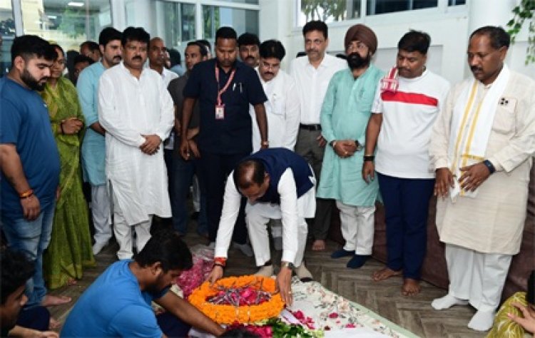 मुख्यमंत्री विष्णु देव साय ने स्वर्गीय निखिल कश्यप को दी श्रद्धांजलि, शोक संतप्त परिजनों से की मुलाकात