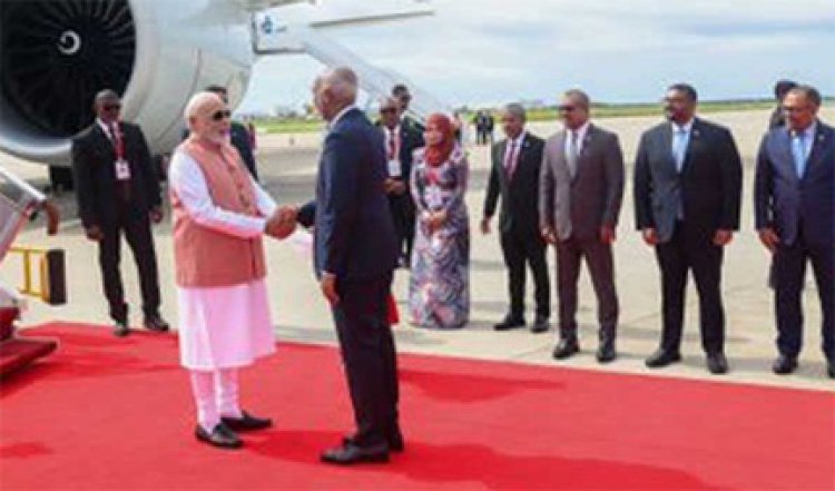 प्रधानमंत्री नरेन्द्र मोदी दो दिवसीय यात्रा पर मालदीव पहुँचे