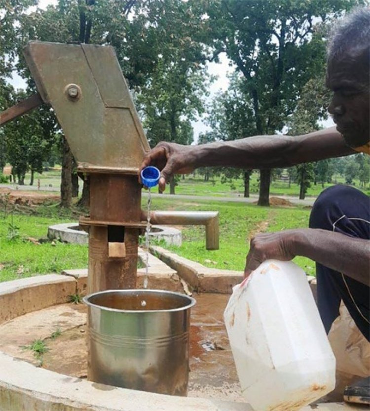ग्राम राँपा में हैंडपंप के जल स्रोत में क्लोरीनेशन से ग्रामीणों को मिला स्वच्छ जल का तोहफ़ा