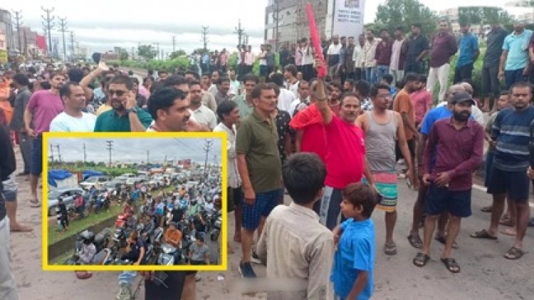 नगर निगम के विरोध में हाइवे पर उतरें लोग, लगा लंबा जाम