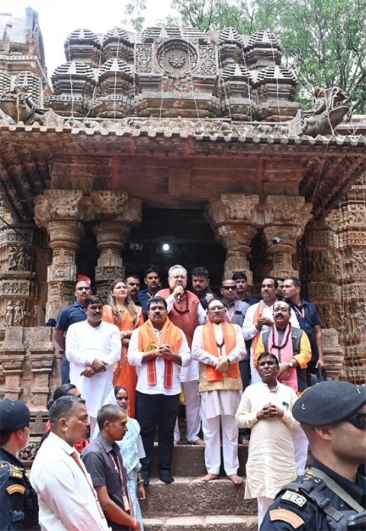 हर-हर महादेव से गूंज उठा भोरमदेव : मुख्यमंत्री विष्णुदेव साय ने हेलीकॉप्टर से पुष्पवर्षा कर हजारों कांवड़ियों का किया भव्य स्वागत