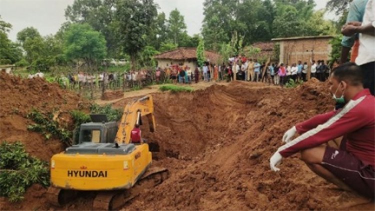कुआं धंसने से मलबे में दबे तीन लोग