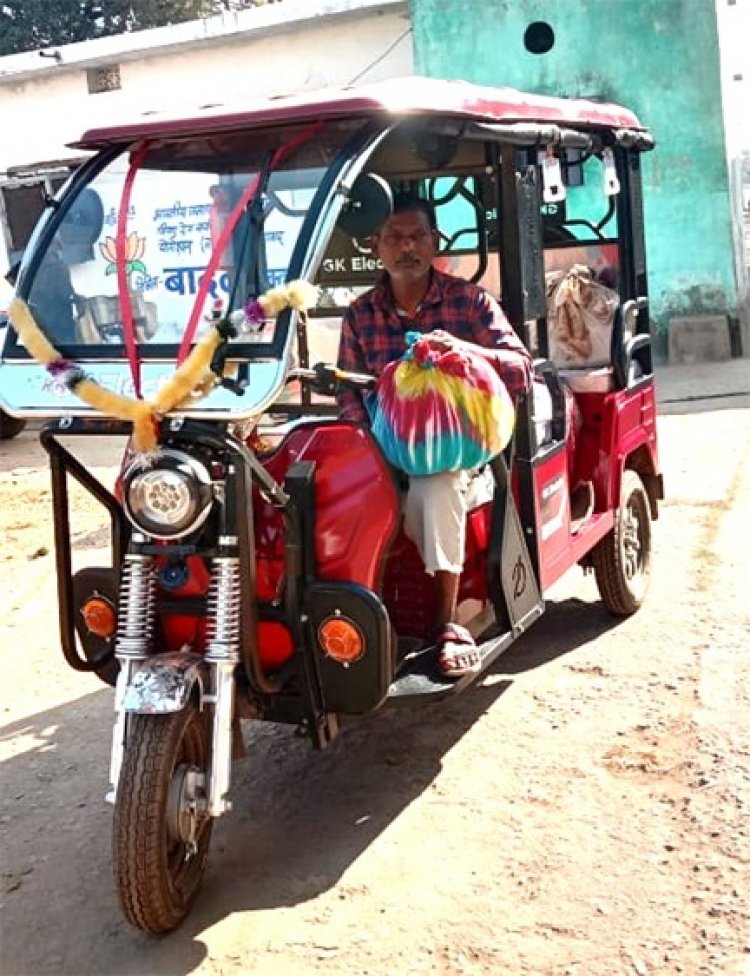 गंगा बाई ने ई-रिक्शा खरीदकर बदली परिवार की तस्वीर