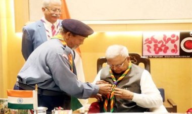 राज्यपाल पटेल को स्काउट्स स्कार्फ पहनाकर किया सम्मानित