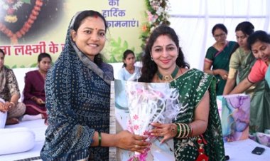 सावन के रंगों में रंगा मंत्री निवास, महिला पत्रकारों संग मंत्री लक्ष्मी राजवाड़े ने लिया उत्सव का आनंद