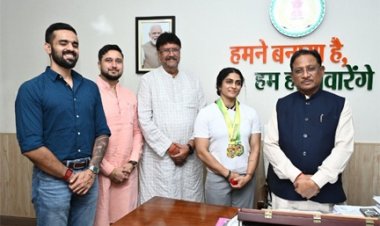 मुख्यमंत्री से एशियन अफ्रीकन पैसिफिक पावरलिफ्टिंग चैंपियनशिप की स्वर्ण पदक विजेता सुश्री नमी राय पारेख ने की मुलाकात