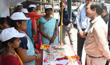 हर घर तिरंगा अभियान के तहत बिहान दीदियों ने लगाया बिलासपुर में स्वदेशी उत्पादों का तिरंगा बाजार
