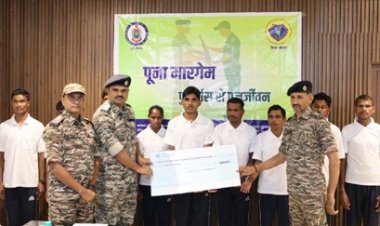 24 लाख के इनामी माओवादियों ने किया सरेंडर