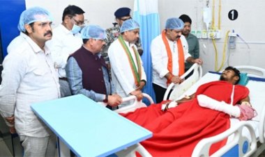 उपमुख्यमंत्री विजय शर्मा ने मेडिकल कॉलेज हॉस्पिटल पहुंच आईडी ब्लास्ट में घायल ग्रामीण और भालू के हमले में घायल जवान से भेंटकर पूछा स्वास्थ्य का हाल