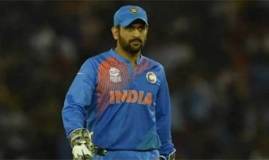 चेन्नई में पेडल कोर्ट पर इस मशहूर सिंगर के साथ नजर आए महेंद्र सिंह धोनी