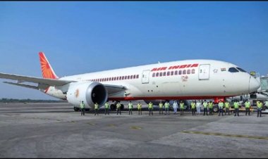 लैंडिंग के बाद विमान का दरवाजा नहीं खुलने से फंसे यात्री