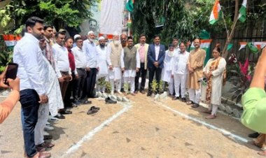 डाॅ.सलीम राज ने कार्यालय, छ.ग.राज्य वक्फ बोर्ड व अन्य वक्फ संस्थानों पर किया ध्वजारोहण