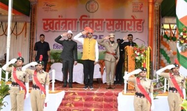 सांसद बृजमोहन अग्रवाल ने पण्डित चक्रपाणी शुक्ल हाई स्कूल मैदान में किया ध्वजारोहण