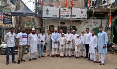 शहर सीरतुन्नबी कमेटी के कार्यालय में सदर सोहेल सेठी ने झंडा फहराया