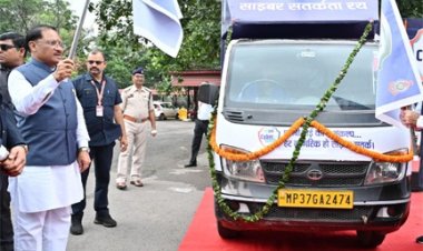 मुख्यमंत्री साय ने एसबीआई साइबर सुरक्षा रथ को झंडी दिखाकर किया रवाना