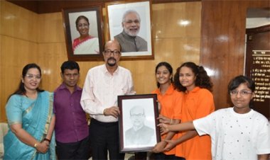 राज्यपाल डेका से कोपलवाणी विशेष स्कूल के बच्चों ने की मुलाकात