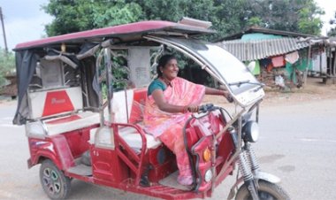 ई-रिक्शा से बनी आत्मनिर्भर गायत्री