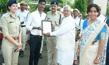 राज्यपाल पटेल ने घायलों को अस्पताल पहुंचाने वाले राहवीरों को किया सम्मानित