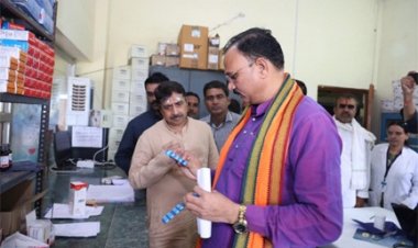 स्वास्थ्य मंत्री श्याम बिहारी जायसवाल ने प्राथमिक स्वास्थ्य केन्द्र जेवरा का किया आकस्मिक निरीक्षण