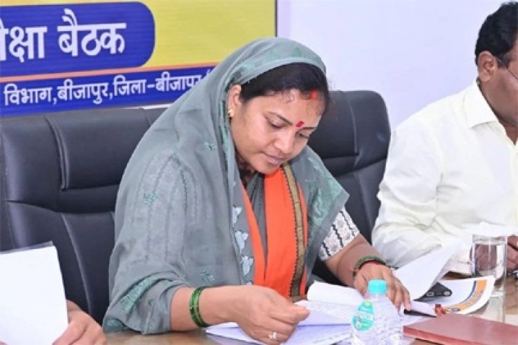 मंत्री राजवाड़े ने बीजापुर में की विभागीय योजनाओं की समीक्षा -अधिकारियों को दिए जरूरी निर्देश